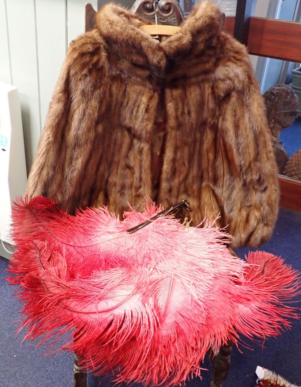 A FUR CAPE AND A OSTRICH FEATHER TORTOISHELL FAN