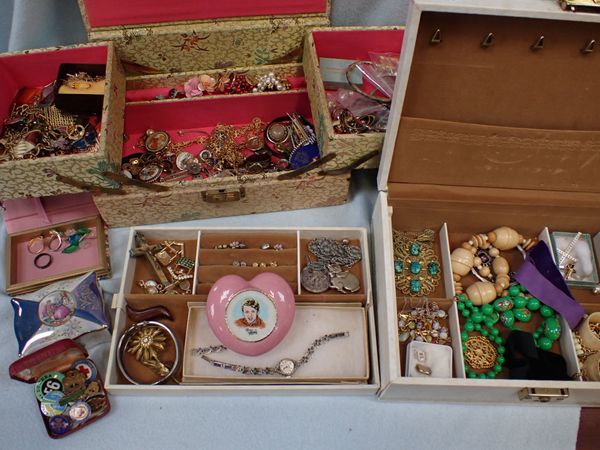 A COLLECTION OF COSTUME JEWELLERY