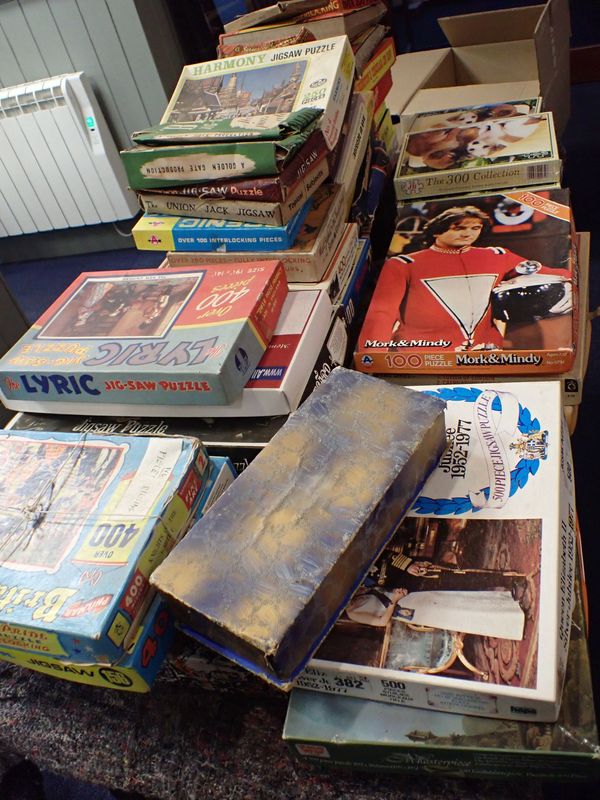 A QUANTITY OF VINTAGE JIG-SAW PUZZLES