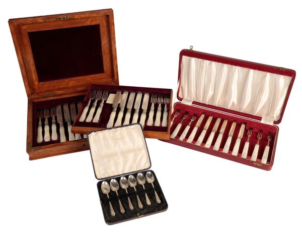 A SET OF SIX SILVER TEASPOONS