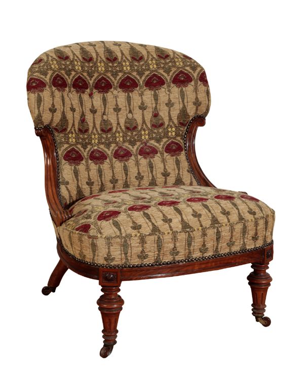 A VICTORIAN WALNUT SPOONBACK CHAIR