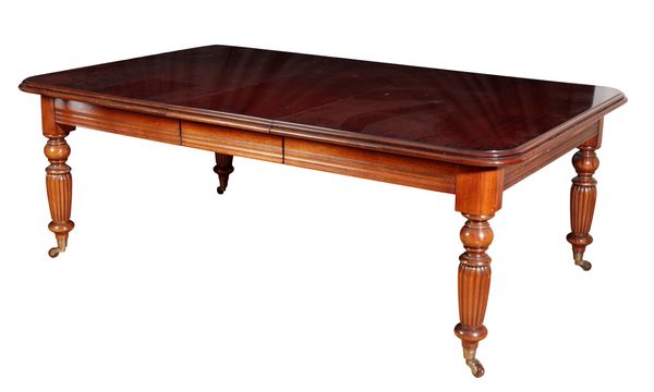 A MAHOGANY EXTENDING DINING TABLE