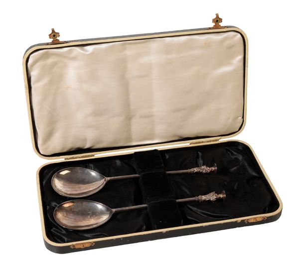 A PAIR OF SILVER APOSTLE SPOONS