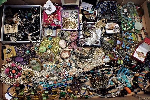 A COLLECTION OF COSTUME JEWELLERY