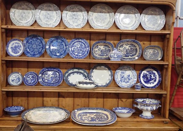 A COLLECTION OF BLUE AND WHITE TABLEWARE