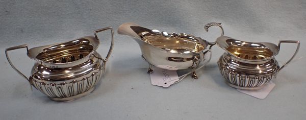 A SILVER SAUCE BOAT, CREAM JUG AND SUCRIER