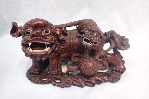 A CHINESE CARVED HARDWOOD LION DOG SCULPTURE