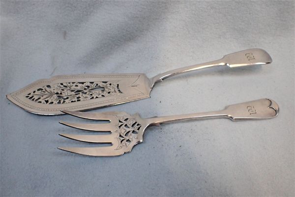 A PAIR OF SILVER PLATED FISH SERVERS