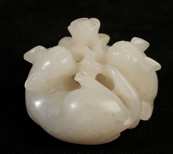 A SMALL WHITE JADE CARVING OF TWO CATS, QING DYNASTY