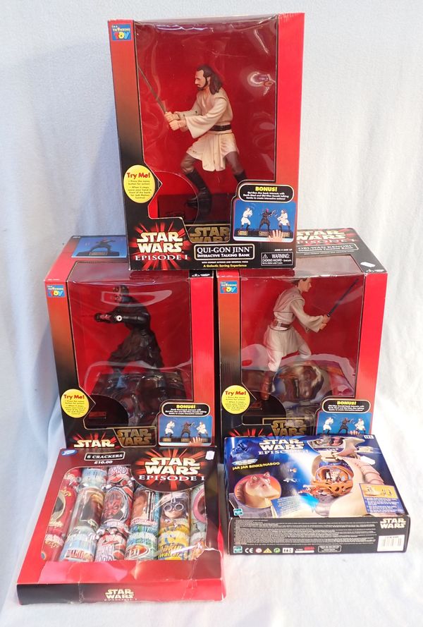 A COLLECTION OF STAR WARS FIGURES