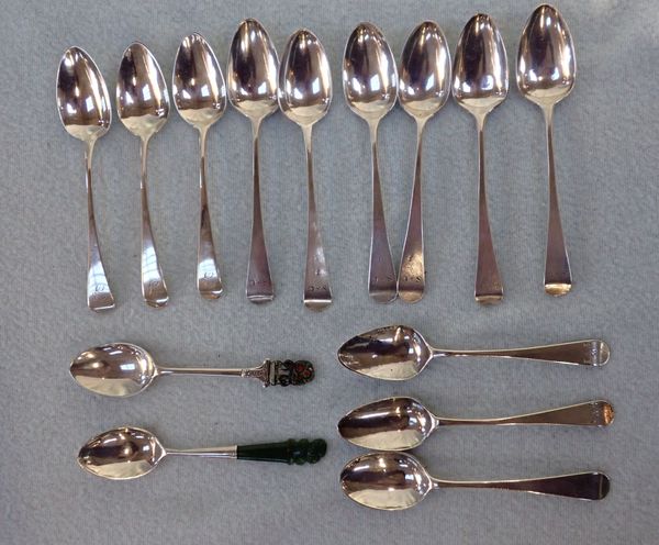 A COLLECTION OF SIMILAR GEORGIAN SILVER TEASPOONS