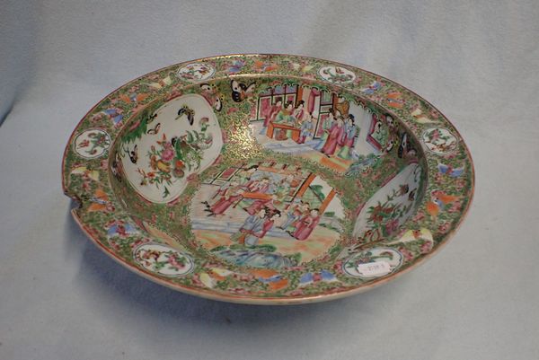 A LARGE CHINESE FAMILLE VERTE FLANGED BOWL