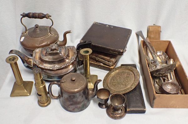 A COLLECTION OF SILVER PLATED ITEMS AND OTHER METALWARE