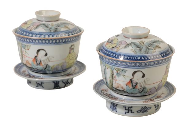 A PAIR OF FAMILLE ROSE AND UNDERGLAZE BLUE COVERED BOWLS AND STANDS, QING DYNASTY, 19TH CENTURY