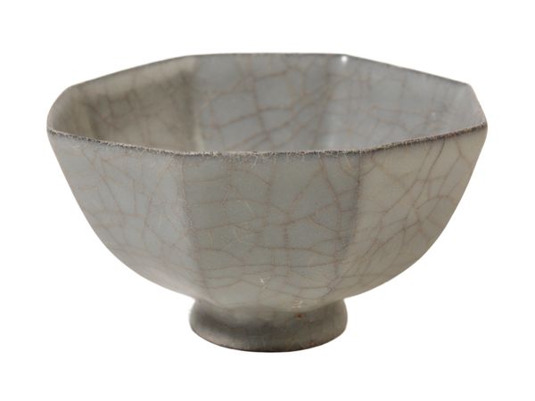 A CHINESE “LONGQUAN” BOWL