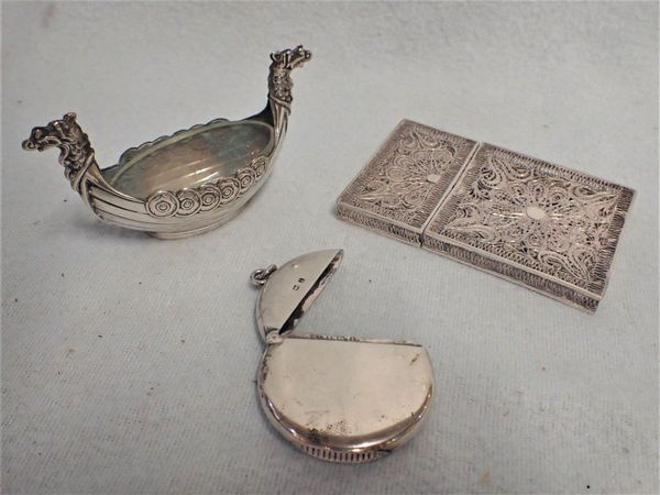 A SILVER VESTA CASE, OF DISC FORM