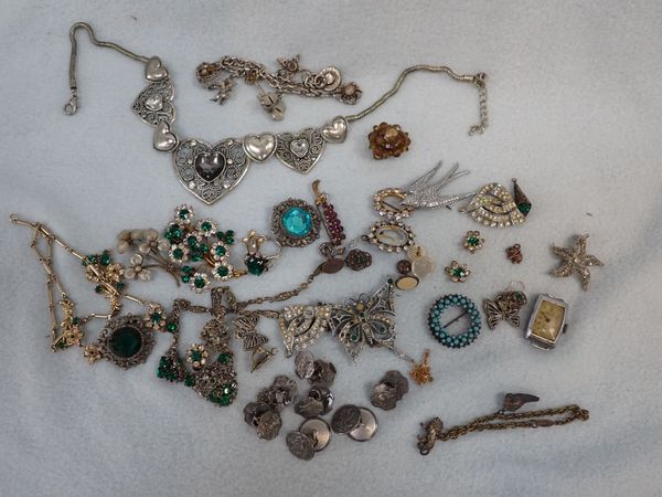 A COLLECTION OF COSTUME JEWELLERY