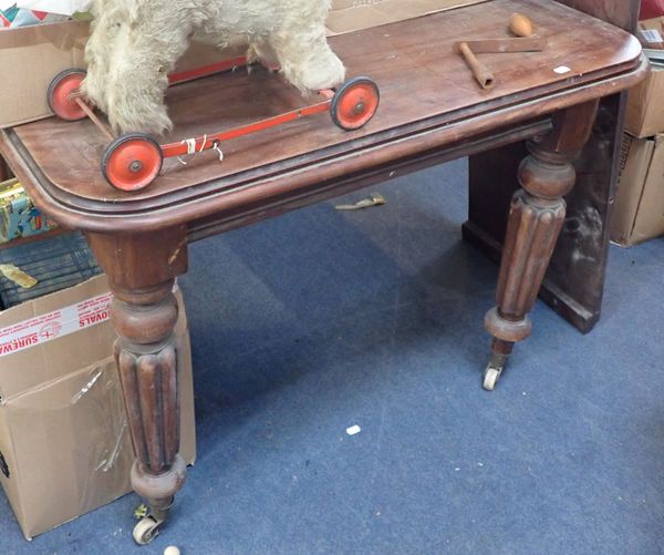 A VICTORIAN DINING TABLE