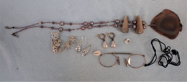 A SMALL QUANTITY OF JEWELLERY AND PINCE-NEZ