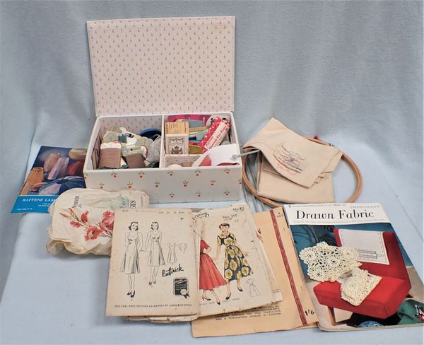 A COLLECTION OF KNITTING AND SEWING ITEMS