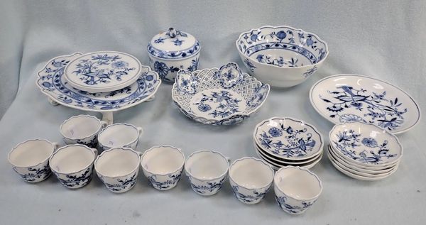 COLLECTION OF BLUE AND WHITE MEISSEN CERAMICS, IN THE 'ONION' PATTERN