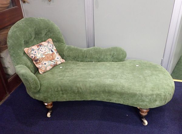 A VICTORIAN CHAISE LOUNGE, ON TURNED LEGS