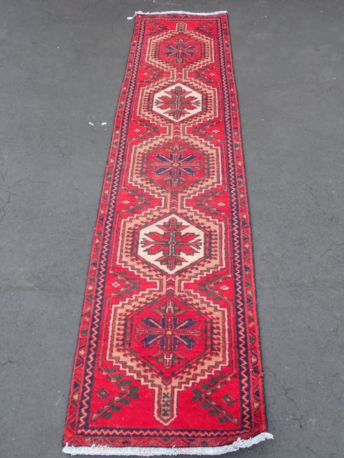 A AZARI RUNNER