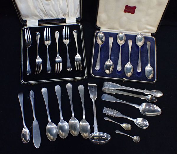 A CASED SET OF SILVER TEASPOONS, SIMILAR PASTRY FORKS