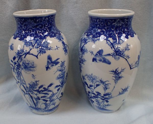 A PAIR OF JAPANESE BLUE AND WHITE VASES