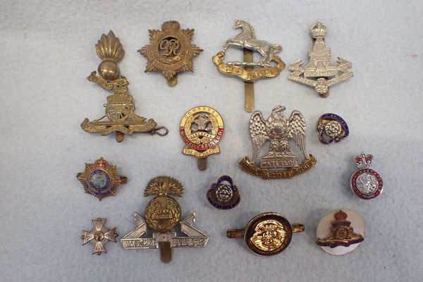 A COLLECTION OF MILITARY CAP BADGES AND SWEETHEART BROOCHES