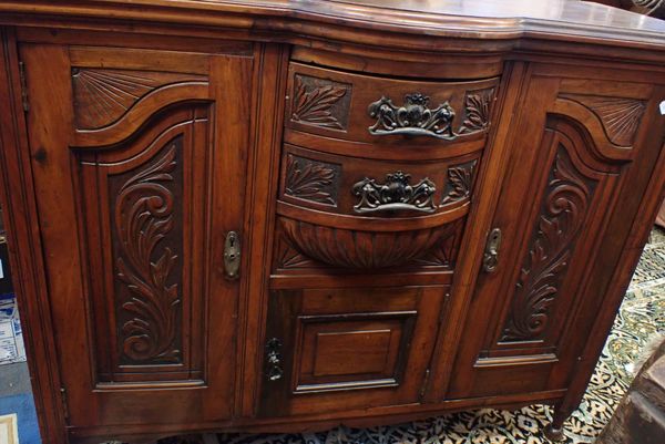 AN EDWARDIAN WALNUT SIDEBOARD