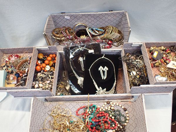 A QUANTITY OF COSTUME JEWELLERY