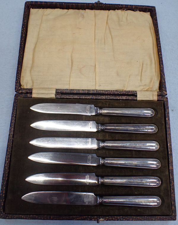 A CASED SET OF SILVER HANDLED FRUIT KNIVES