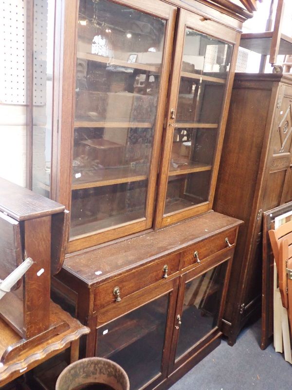 AN EARLY 20th CENTURY OAK DISPLAY CABINET