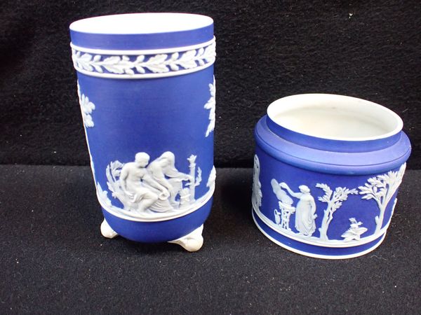 A LATE 19TH CENTURY WEDGWOOD JASPERWARE SPILL VASE