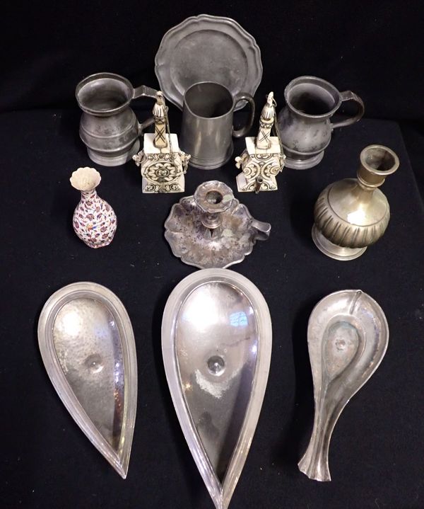 VICTORIAN PEWTER TANKARDS AND OTHER DECORATIVE WARES