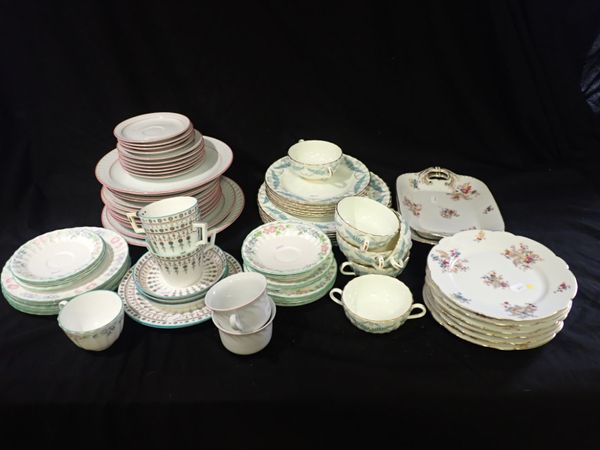 A MIXED COLLECTION OF CERAMICS