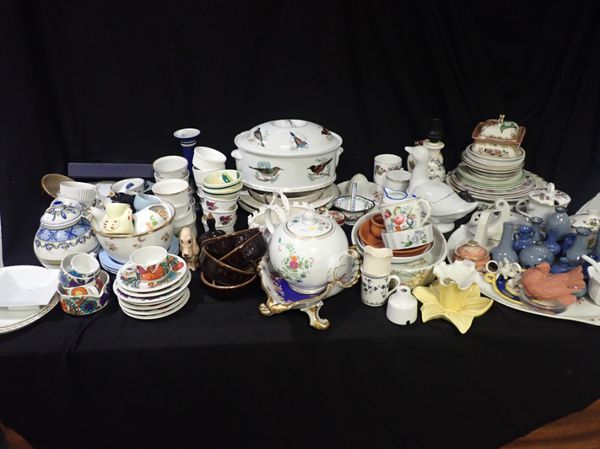 A LARGE COLLECTION OF CERAMICS