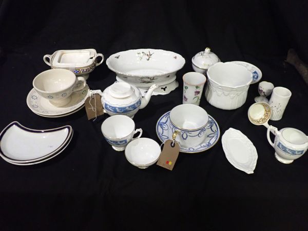 A SMALL GROUP OF MIXED PORCELAIN