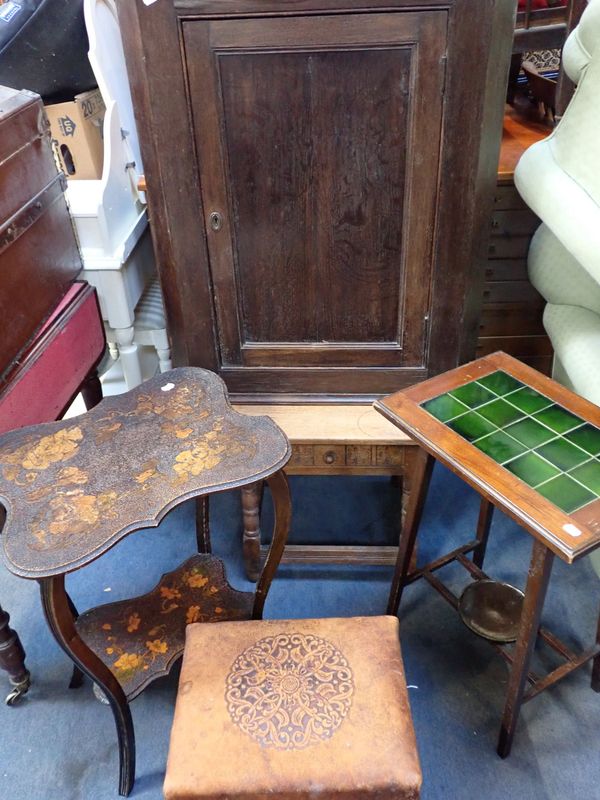 AN EDWARDIAN MAHOGANY TILED-TOP OCCASIONAL TABLE