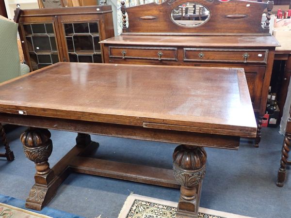 A 1920S OAK DRAW-LEAF DINING TABLE