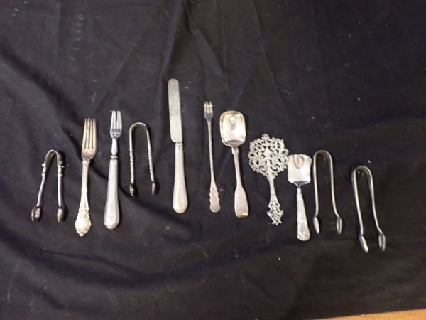 A COLLECTION OF SILVER FLATWARE