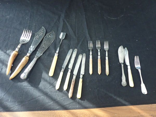 A COLLECTION OF SILVER PLATED FLATWARE