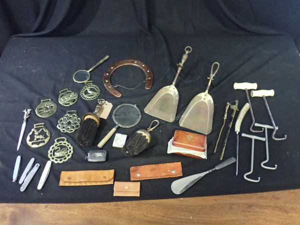 A SMALL COLLECTION OF BRASSWARE AND SUNDRIES