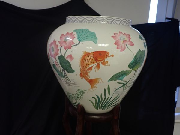 A 20TH CENTURY FRANKLIN MINT VASE TITLED ' THE VASE OF THE GOLDEN CARP'