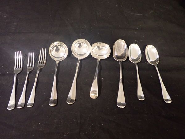 A COLLECTION OF SILVER PLATED CUTLERY