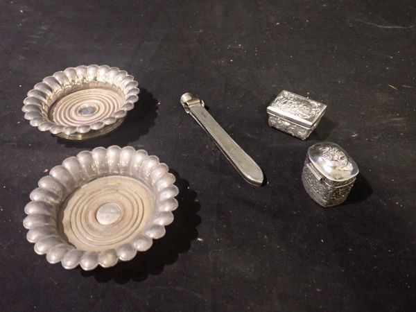 A COLLECTION OF SILVER AND UNMARKED WHITE METAL PIECES