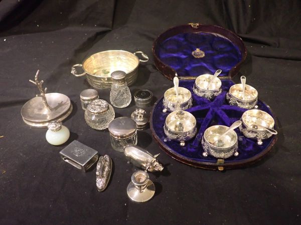 A SMALL COLLECTION OF SILVER AND SILVER PLATED ITEMS