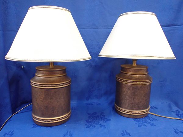 A PAIR OF CERAMIC TABLE LAMPS