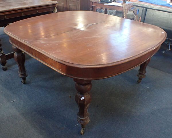 A VICTORIAN MAHOGANY EXTENDING  DINING TABLE